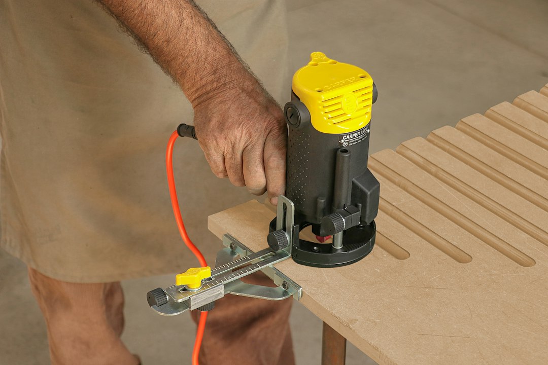 Alat za glodanje drva na radnom stolu u radionici